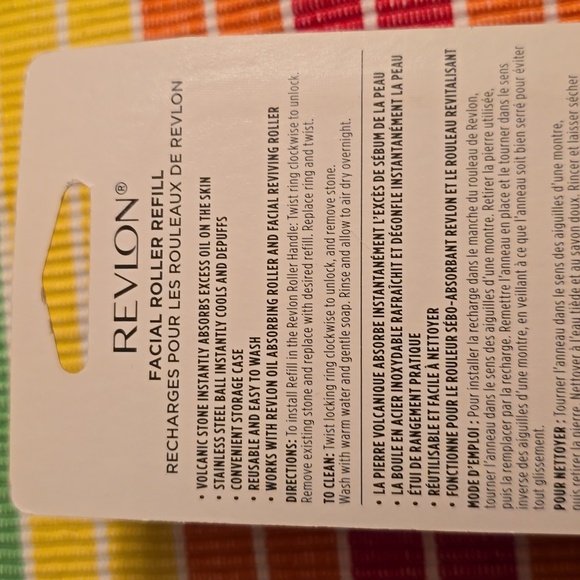 REVLON BRAND SKIN REVIVING ON-THE-GO FACIAL ROLLER AND ROLLER REFILL BUNDLE - Picture 7 of 9